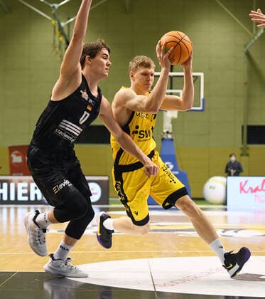 Basketball 2 Bundesliga 2020 2021 13 Matchday in Rottenburg at Volksbank Arena 27 02 2021 Tigers Tuebingen Science City Jena Elias Valtonen r, Tigers vs Joschka Ferner li, Jena
