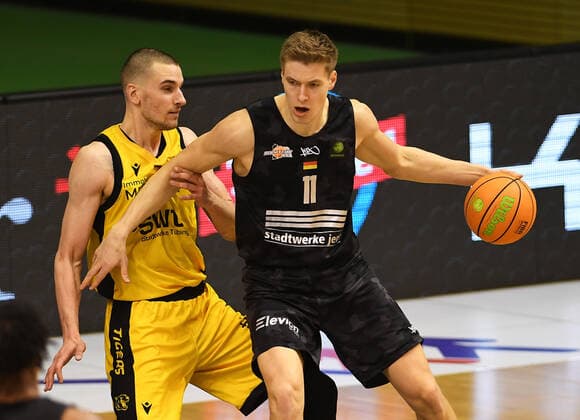 Basketball 2 Bundesliga 2020 2021 13 Matchday in Rottenburg at Volksbank Arena 27 02 2021 Tigers Tuebingen Science City Jena Daniel Keppeler purl, Tigers vs Robin Lodders rh, Jena