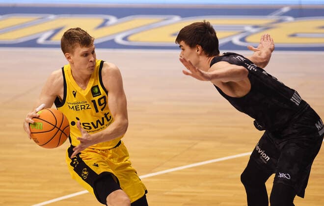 Basketball 2 Bundesliga 2020 2021 13 Matchday in Rottenburg at Volksbank Arena 27 02 2021 Tigers Tuebingen Science City Jena Elias Valtonen li, Tigers vs Joschka Ferner re, Jena