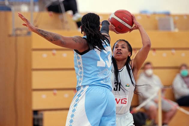 27 02 2021, xovx, Basketball Damen 2 Bundesliga Nord, Bender Baskets Gruenberg Capitol Bascats Duesseldorf v l Marquita Lashae Waller Capitol Bascats Duesseldorf , Deijah Blanks Bender Baskets Gruenberg Gruenberg Sporthalle Theo Koch Schule Hessen Deutschland DE