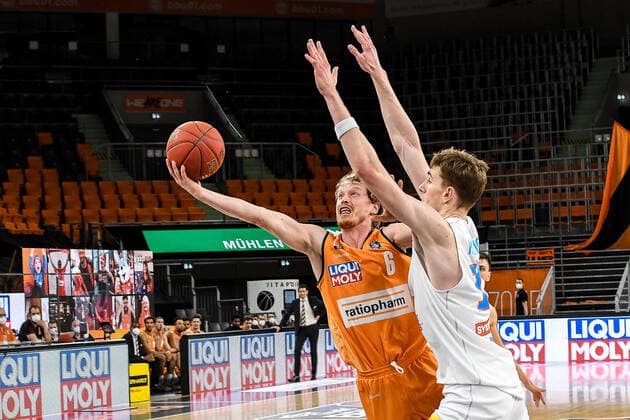 GER, BBL, ratiopharm ulm vs Syntainics MBC 27 02 2021, ratiopharm arena, Neu Ulm, GER, BBL, ratiopharm ulm vs Syntainics MBC, pictured Per Günther Guenther Ulm, 6 energetically asserts himself against Philipp Hartwich Syntainics, 12 and scores nordphotoxGmbHx xHafner nph00200