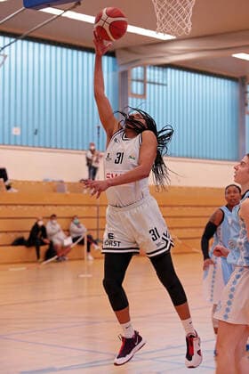 27 02 2021, xovx, Basketball Damen 2 Bundesliga Nord, Bender Baskets Grünberg Capitol Bascats Düsseldorf v l Deijah Blanks Bender Baskets Gruenberg , Marquita Lashae Waller Capitol Bascats Düsseldorf , Anja Fuchs Robetin Capitol Bascats Düsseldorf Grünberg Sporthalle Theo Koch Schule Hessen Germany DE