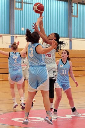 27 02 2021, xovx, Basketball Damen 2 Bundesliga Nord, Bender Baskets Gruenberg Capitol Bascats Duesseldorf v l Lilly Kaprolat Capitol Bascats Duesseldorf , Elisa Mevius Bender Baskets Gruenberg , Elle Hendershot Capitol Bascats Duesseldorf , Deijah Blanks Bender Baskets Gruenberg , Iva Banozic Capitol Bascats Duesseldorf Gruenberg Sporthalle Theo Koch Schule Hessen Germany EN