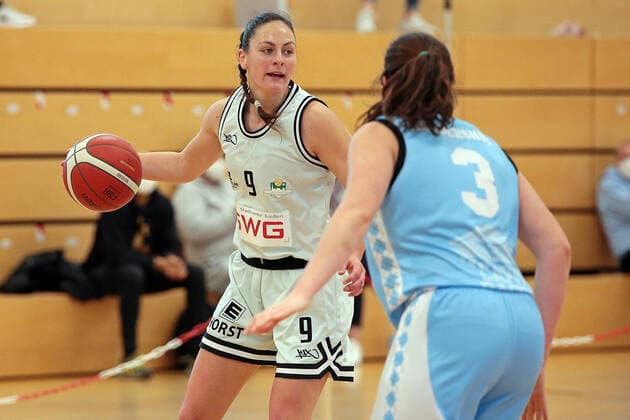27 02 2021, xovx, Basketball Damen 2 Bundesliga Nord, Bender Baskets Gruenberg Capitol Bascats Duesseldorf v l Isabell Meinhart Bender Baskets Gruenberg , Elle Hendershot Capitol Bascats Duesseldorf Gruenberg Sporthalle Theo Koch Schule Hessen Deutschland DE