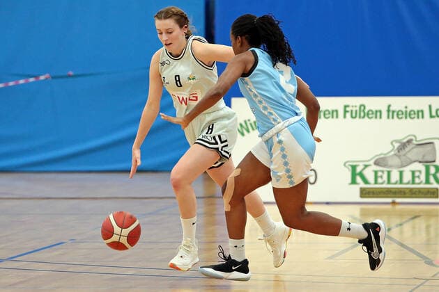 27 02 2021, xovx, Basketball Damen 2 Bundesliga Nord, Bender Baskets Grünberg Capitol Bascats Düsseldorf v l Elisa Mevius Bender Baskets Gruenberg , Maryam Adepoju Olatunji Capitol Bascats Düsseldorf Grünberg Sporthalle Theo Koch Schule Hessen Deutschland DE