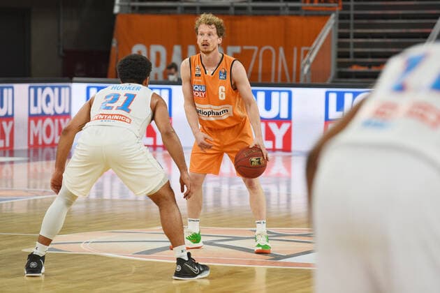 Per Guenther Ratiopharm Ulm 6 vs Quinton Hooker Syntainics MBC 21 GER, Ratiopharm Ulm vs Syntainics MBC Basketball , Men ,esaycredit, Basketball Bundesliga , 21 Spieltag , 27 02 2021 Foto Eibner Tobias Baur GER, Ratiopharm Ulm vs Syntainics MBC Basketball Bundesliga , 21 Ligaspieltag , Saion 2020 2021, 27 02 2021 Neu Ulm Copyright: xBaur xEibner-Pressefotox EP_Toba