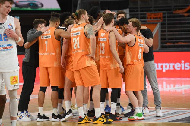 the circle of Ulm after the game GER, Ratiopharm Ulm vs Syntainics MBC Basketball , Maenner ,esaycredit, Basketball Bundesliga , 21 Spieltag , 27 02 2021 Foto Eibner Tobias Baur GER, Ratiopharm Ulm vs Syntainics MBC Basketball Bundesliga , 21 Ligaspieltag , Saison 2020 2021, 27 02 2021 Neu Ulm Copyright: xBaur xEibner-Pressefotox EP_Toba