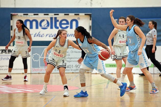 27 02 2021, xovx, Basketball Damen 2 Bundesliga Nord, Bender Baskets Grünberg Capitol Bascats Düsseldorf v l Deijah Blanks Bender Baskets Gruenberg , Hannah Mueller Bender Baskets Gruenberg , Marquita Lashae Waller Capitol Bascats Düsseldorf , Elisa Mevius Bender Baskets Gruenberg , Elle Hendershot Capitol Bascats Düsseldorf Grünberg Sporthalle Theo Koch Schule Hessen Deutschland DE