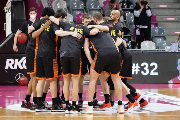 GER, Easycredit BBL, Telekom Baskets Bonn vs RASTA Vechta 27 02 2021, Telekom Dome, Bonn, GER, Easycredit BBL, Telekom Baskets Bonn vs RASTA Vechta, in the picture team circle Vechta nordphotoxGmBHx xMeuter nph00351