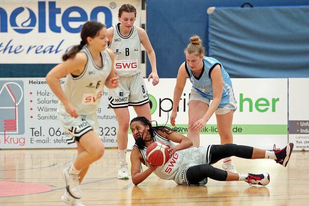 27 02 2021, xovx, Basketball Damen 2 Bundesliga Nord, Bender Baskets Gruenberg Capitol Bascats Duesseldorf v l Nina Horvath Bender Baskets Gruenberg , Elisa Mevius Bender Baskets Gruenberg , Deijah Blanks Bender Baskets Gruenberg , Lilly Kaprolat Capitol Bascats Duesseldorf Gruenberg Sporthalle Theo Koch Schule Hessen Germany EN