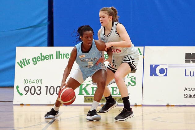 27 02 2021, xovx, Basketball Damen 2 Bundesliga Nord, Bender Baskets Gruenberg Capitol Bascats Duesseldorf v l Maryam Adepoju Olatunji Capitol Bascats Duesseldorf , Lynn Villwock Bender Baskets Gruenberg Gruenberg Sporthalle Theo Koch Schule Hessen Deutschland DE