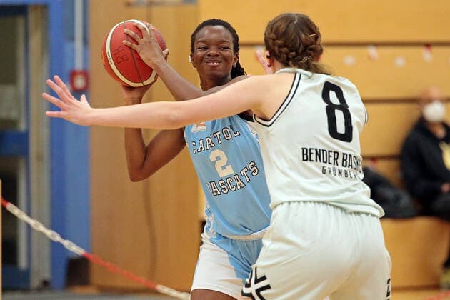 27 02 2021, xovx, Basketball Damen 2 Bundesliga Nord, Bender Baskets Gruenberg Capitol Bascats Duesseldorf v l Maryam Adepoju Olatunji Capitol Bascats Duesseldorf , Elisa Mevius Bender Baskets Gruenberg Gruenberg Sporthalle Theo Koch Schule Hessen Deutschland DE