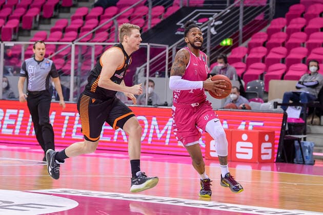 easyCredit BBL, Telekom Baskets Bonn vs RASTA Vechta, 27 02 2021 Alex Hamilton Telekom Baskets Bonn, 0, right in a duel with Tim Hasbargen RASTA Vechta, 6 , easyCredit BBL, Telekom Baskets Bonn vs RASTA Vechta on 27 02 2021 at Telekom Dome Bonn, Bonn Nordrhein Westfalen Copyright: xBEAUTIFULxSPORTS Mueller-Laschetx