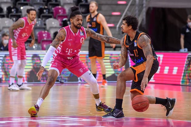 easyCredit BBL, Telekom Baskets Bonn vs RASTA Vechta, 27 02 2021 Edgar Sosa RASTA Vechta, 12, right in a duel with Alex Hamilton Telekom Baskets Bonn, 0 , easyCredit BBL, Telekom Baskets Bonn vs RASTA Vechta on 27 02 2021 at Telekom Dome Bonn, Bonn Nordrhein Westfalen Copyright: xBEAUTIFULxSPORTS Mueller-Laschetx