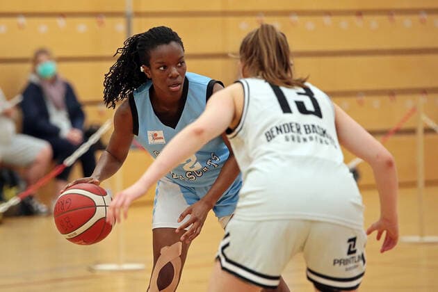 27 02 2021, xovx, Basketball Damen 2 Bundesliga Nord, Bender Baskets Gruenberg Capitol Bascats Duesseldorf v l Maryam Adepoju Olatunji Capitol Bascats Duesseldorf , Lynn Villwock Bender Baskets Gruenberg Gruenberg Sporthalle Theo Koch Schule Hessen Deutschland DE