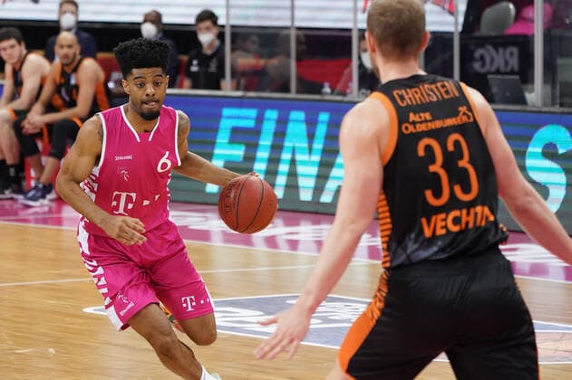 GER, Easycredit BBL, Telekom Baskets Bonn vs RASTA Vechta 27 02 2021, Telekom Dome, Bonn, GER, Easycredit BBL, Telekom Baskets Bonn vs RASTA Vechta, pictured Hudson Telekom Bann 6 , one-on-one against Robin CHRISTEN Rasta Vechta 33 , nordphotoxGmBHx xMeuter nph00351