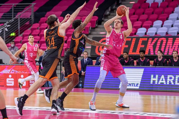 easyCredit BBL, Telekom Baskets Bonn vs RASTA Vechta, 27 02 2021 Strahinja Micovic Telekom Baskets Bonn, 4, right in a duel with Ikenna Iroegbu RASTA Vechta, 2 and Jesse Hunt RASTA Vechta, 34 , easyCredit BBL, Telekom Baskets Bonn vs RASTA Vechta on 27 02 2021 at Telekom Dome Bonn, Bonn Nordrhein Westfalen Copyright: xBEAUTIFULxSPORTS Mueller-Laschetx
