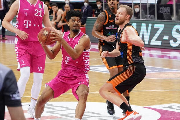 GER, Easycredit BBL, Telekom Baskets Bonn vs RASTA Vechta 27 02 2021, Telekom Dome, Bonn, GER, Easycredit BBL, Telekom Baskets Bonn vs RASTA Vechta, in picture Robin CHRISTEN Rasta Vechta 33 , in duel against Hudson Telekom Bann 6 , nordphotoxGmBHx xMeuter nph00351