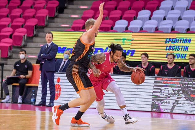 easyCredit BBL, Telekom Baskets Bonn vs RASTA Vechta, 27 02 2021 Chris Babb Telekom Baskets Bonn, 7, right in a duel with Robin Christen RASTA Vechta, 33 , easyCredit BBL, Telekom Baskets Bonn vs RASTA Vechta on 27 02 2021 at Telekom Dome Bonn, Bonn Nordrhein Westfalen Copyright: xBEAUTIFULxSPORTS Mueller-Laschetx