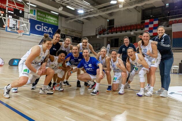 Cheers of the GISA Lions after the victory GISA Lions SV Halle vs SNP BasCats USC Heidelberg Basketball 1 Bundesliga ERDGAS Sportarena Halle Saale 27 02 2021 Photo Holger John Sachsen Anhalt Germany ERDGAS Sportarena Halle Saale