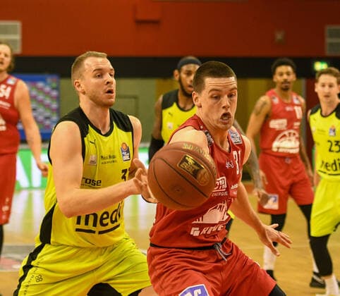 Osvaldas Olisevicius, Scottie James Jr Basketball Bundesliga, basketball season 2020 2021, 21 matchday, Germany, easyCredit BBL, Germany, Giessen 46ers, giessen red, men, jobstairs GIESSEN 46ers medi Bayreuth, men, Bayreuth black yellow