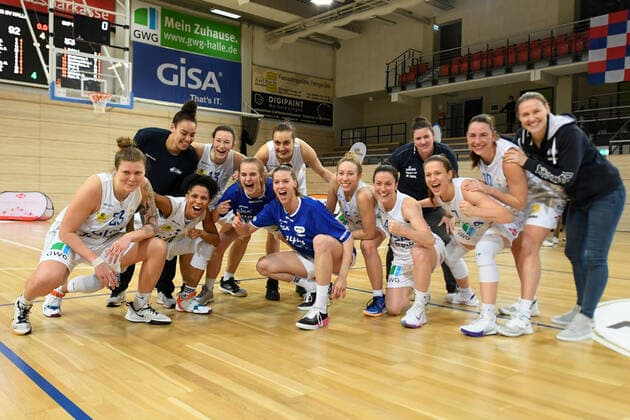 Halle, Germany 27 February 2021 1 BBL Women 2020 2021 Gisa Lions SV Halle vs USC Heidelberg The Halle team cheers after their win against Heidelberg Erdgas Sportarena Sachsen Anhalt. Copyright: xFotostandx xxBallaschx