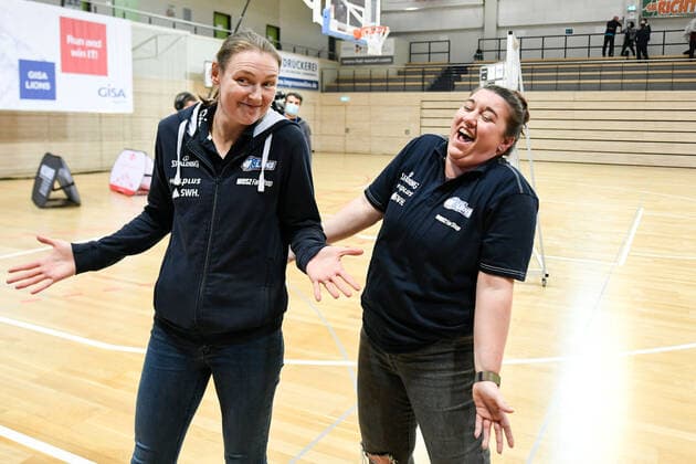 Halle, Germany 27 February 2021 1 BBL Women 2020 2021 Gisa Lions SV Halle vs USC Heidelberg v li Coach Sandra Rosanke Halle and Co Coach Rachael Vanderwal Erdgas Sportarena Sachsen Anhalt Copyright: xFotostandx xxBallaschx