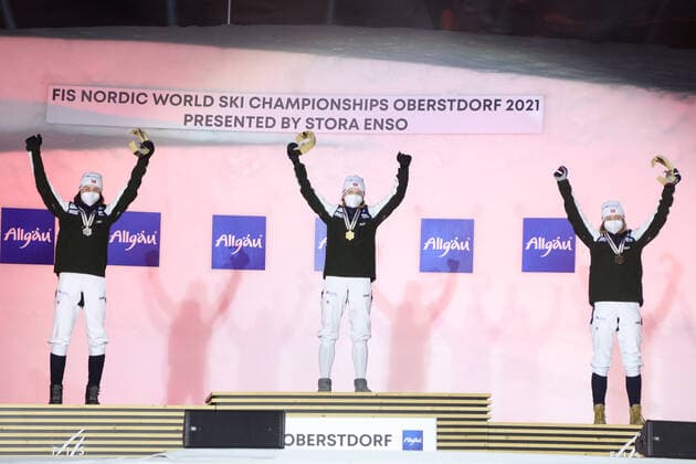 NORDIC SKIING - FIS Nordic World Ski Championships Oberstdorf 2021 OBERSTDORF,GERMANY,27.FEB.21 - NORDIC SKIING, NORDIC COMBINED - FIS Nordic World Ski Championships, ladies, award ceremony. Image shows the rejoicing of Mari Leinan Lund, Gyda Westvold Hansen and Marte Leinan Lund (NOR). GEPAxpictures xChristianxWalgram