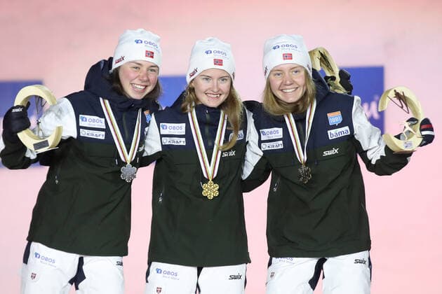 Sport Bilder des Tages NORDIC SKIING - FIS Nordic World Ski Championships Oberstdorf 2021 OBERSTDORF,GERMANY,27.FEB.21 - NORDIC SKIING, NORDIC COMBINED - FIS Nordic World Ski Championships, ladies, award ceremony. Image shows Mari Leinan Lund, Gyda Westvold Hansen and Marte Leinan Lund (NOR). Keywords: medal. GEPAxpictures xChristianxWalgram