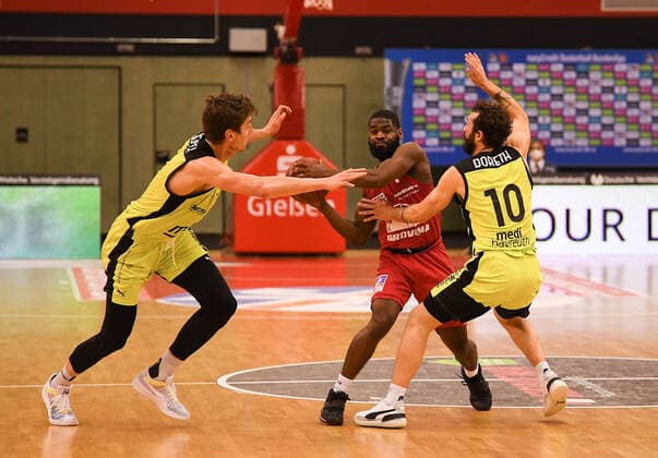 27 02 2021, xjhx, Basketball BBL Bundesliga, Giessen 46ers medi Bayreuth emspor, v l Andreas Seiferth medi Bayreuth , Jonathan Stark Giessen 46ers , Bastian Doreth medi Bayreuth Giessen