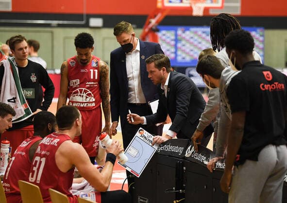 27 02 2021, xjhx, Basketball BBL Bundesliga, Giessen 46ers medi Bayreuth emspor, v l coach Rolf Scholz Giessen 46ers gives instructions, gestures, gesticulate with arms gives instructions, gesticulate Giessen