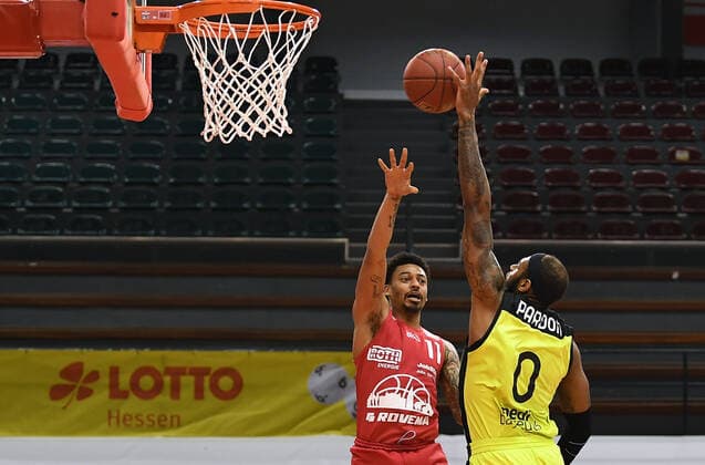 27 02 2021, xjhx, Basketball BBL Bundesliga, Giessen 46ers medi Bayreuth emspor, v l Diante Mautice Garrett Giessen 46ers , Dererk Pardon medi Bayreuth Giessen.