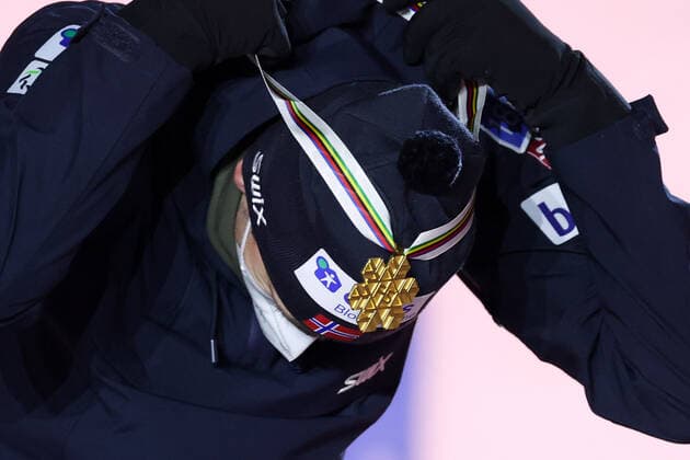 NORDIC SKIING - FIS Nordic World Ski Championships Oberstdorf 2021 OBERSTDORF,GERMANY,27.FEB.21 - NORDIC SKIING, NORDIC COMBINED - FIS Nordic World Ski Championships, men, award ceremony. Image shows Jarl Magnus Riiber (NOR). Keywords: medal. GEPAxpictures xChristianxWalgram
