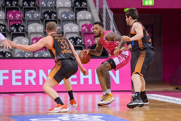 easyCredit BBL, Telekom Baskets Bonn vs RASTA Vechta, 27 02 2021 James Thompson IV Telekom Baskets Bonn, 3, center in duel with Robin Christen RASTA Vechta, 33 and Will Vorhees RASTA Vechta, 41 , easyCredit BBL, Telekom Baskets Bonn vs RASTA Vechta on 27 02 2021 at Telekom Dome Bonn, Bonn Nordrhein Westfalen Copyright: xBEAUTIFULxSPORTS Mueller-Laschetx