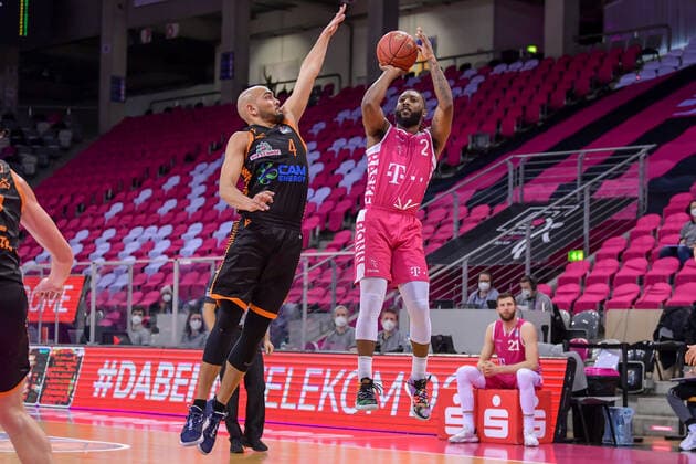 easyCredit BBL, Telekom Baskets Bonn vs RASTA Vechta, 27 02 2021 Xavier Pollard Telekom Baskets Bonn, 2, right in a duel with Stefan Peno RASTA Vechta, 4 , easyCredit BBL, Telekom Baskets Bonn vs RASTA Vechta on 27 02 2021 at Telekom Dome Bonn, Bonn Nordrhein Westfalen Copyright: xBEAUTIFULxSPORTS Mueller-Laschetx
