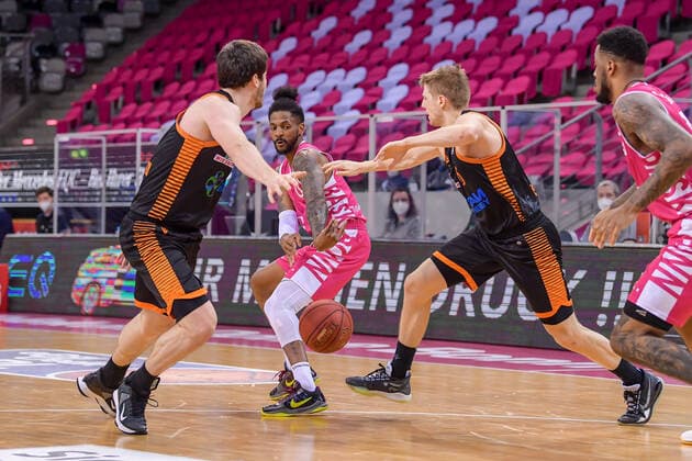 easyCredit BBL, Telekom Baskets Bonn vs RASTA Vechta, 27 02 2021 Alex Hamilton Telekom Baskets Bonn, 0, center in duel with Will Vorhees RASTA Vechta, 41 and Tim Hasbargen RASTA Vechta, 6 9, easyCredit BBL, Telekom Baskets Bonn vs RASTA Vechta on 27 02 2021 at Telekom Dome Bonn, Bonn Nordrhein Westfalen Copyright: xBEAUTIFULxSPORTS Mueller-Laschetx