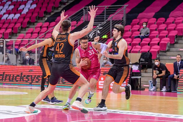 easyCredit BBL, Telekom Baskets Bonn vs RASTA Vechta, 27 02 2021 Isaiah Philmore Telekom Baskets Bonn, 31, center in duel with Dennis Clifford RASTA Vechta, 42 and Jesse Hunt RASTA Vechta, 34 , easyCredit BBL, Telekom Baskets Bonn vs RASTA Vechta on 27 02 2021 at Telekom Dome Bonn, Bonn Nordrhein Westfalen Copyright: xBEAUTIFULxSPORTS Mueller-Laschetx