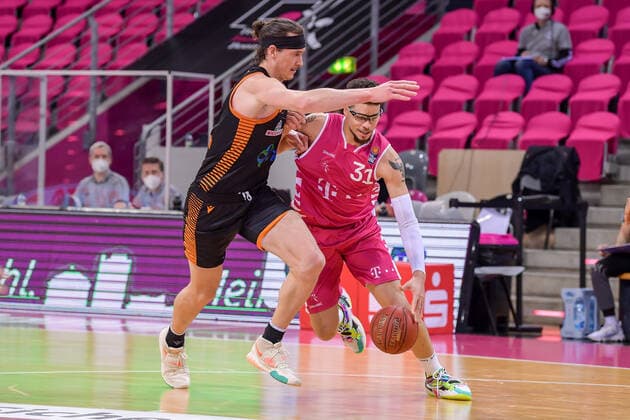 easyCredit BBL, Telekom Baskets Bonn vs RASTA Vechta, 27 02 2021 Isaiah Philmore Telekom Baskets Bonn, 31, right in a duel with Dennis Clifford RASTA Vechta, 42 , easyCredit BBL, Telekom Baskets Bonn vs RASTA Vechta on 27 02 2021 at Telekom Dome Bonn, Bonn Nordrhein Westfalen Copyright: xBEAUTIFULxSPORTS Mueller-Laschetx