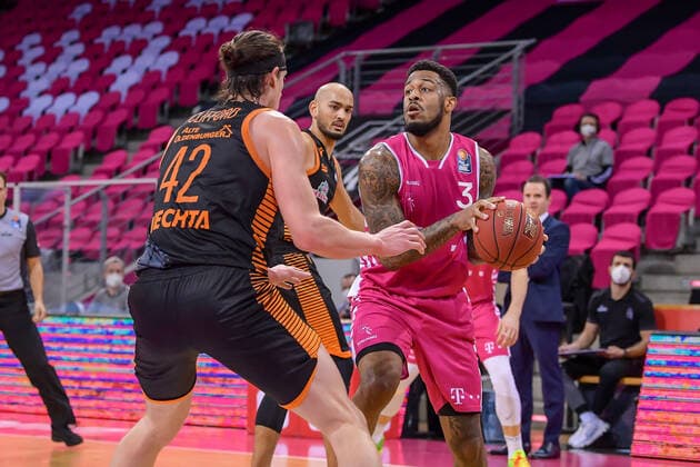 easyCredit BBL, Telekom Baskets Bonn vs RASTA Vechta, 27 02 2021 James Thompson IV Telekom Baskets Bonn, 3, right in duel with Dennis Clifford RASTA Vechta, 42 , easyCredit BBL, Telekom Baskets Bonn vs RASTA Vechta on 27 02 2021 at Telekom Dome Bonn, Bonn Nordrhein Westfalen Copyright: xBEAUTIFULxSPORTS Mueller-Laschetx