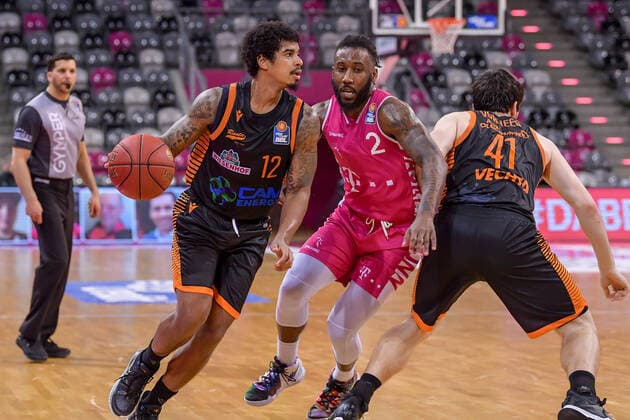 easyCredit BBL, Telekom Baskets Bonn vs RASTA Vechta, 27 02 2021 Edgar Sosa RASTA Vechta, 12 in duel with Xavier Pollard Telekom Baskets Bonn, 2 , easyCredit BBL, Telekom Baskets Bonn vs RASTA Vechta on 27 02 2021 at Telekom Dome Bonn, Bonn Nordrhein Westfalen Copyright: xBEAUTIFULxSPORTS Mueller-Laschetx