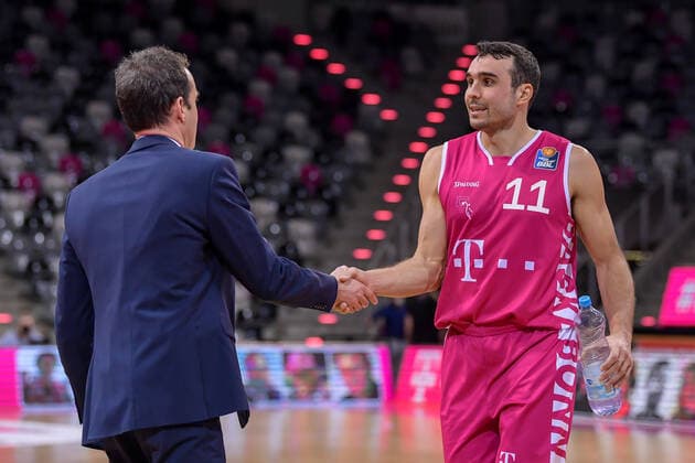 easyCredit BBL, Telekom Baskets Bonn vs RASTA Vechta, 27 02 2021 Anthony DiLeo Telekom Baskets Bonn, 11 high-fives with head coach Will Voigt Telekom Baskets Bonn after the 94 89 win, easyCredit BBL, Telekom Baskets Bonn vs RASTA Vechta on 27 02 2021 at Telekom Dome Bonn, Bonn North Rhine Westphalia. Copyright: xBEAUTIFULxSPORTS Mueller-Laschetx