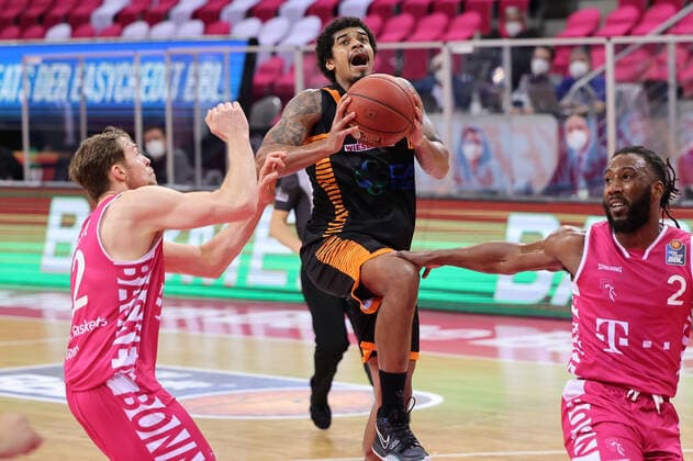 GER, Easycredit BBL, Telekom Baskets Bonn vs RASTA Vechta 27 02 2021, Telekom Dome, Bonn, GER, Easycredit BBL, Telekom Baskets Bonn vs RASTA Vechta, in the picture Edgar Sosa Rasta Vechta 12 , in duel against Kilian Binapfl Telekom Bonn 21 , nordphotoxGmBHx xMeuter nph00351