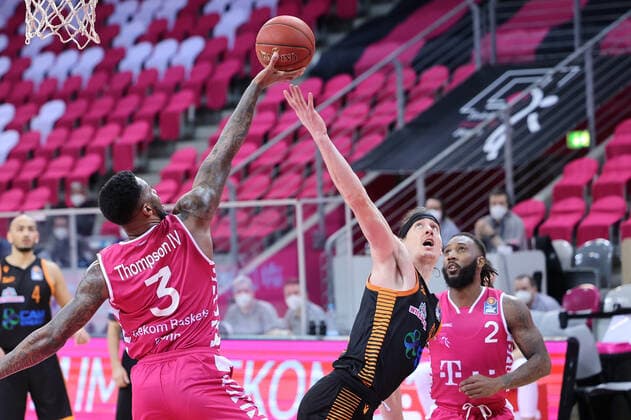 GER, Easycredit BBL, Telekom Baskets Bonn vs RASTA Vechta 27 02 2021, Telekom Dome, Bonn, GER, Easycredit BBL, Telekom Baskets Bonn vs RASTA Vechta, pictured Dennis CLIFFORD Rasta Vechta 42 , one-on-one against James Thompson IV Telekom Bonn 3 , Xavier Pollard Telekom Bonn 2 , nordphotoxGmBHx xMeuter nph00351