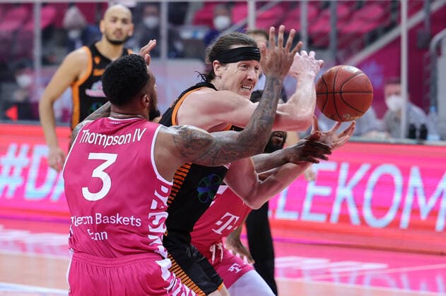 GER, Easycredit BBL, Telekom Baskets Bonn vs RASTA Vechta 27 02 2021, Telekom Dome, Bonn, GER, Easycredit BBL, Telekom Baskets Bonn vs RASTA Vechta, pictured Dennis CLIFFORD Rasta Vechta 42 , one-on-one against James Thompson IV Telekom Bonn 3 , Anthony DiLeo Telekom Bonn 11 , nordphotoxGmBHx xMeuter nph00351