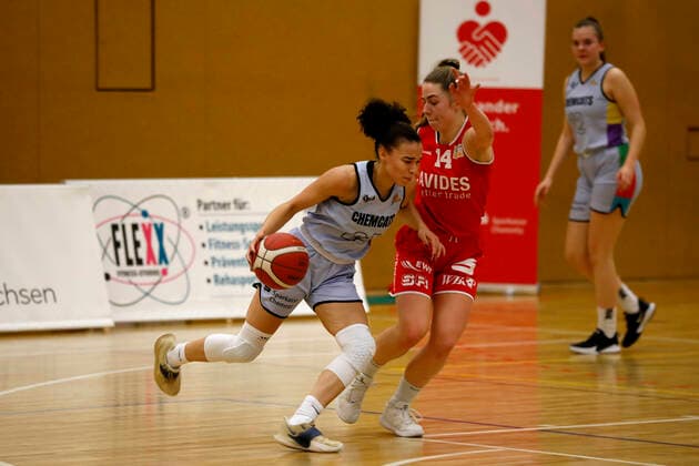 27 02 2021, 2 Toyota Damen Basketball Bundesliga Nord, DBBL, Saison 2020 2021, Damen, Chemcats Chemnitz BG 89 Avides Hurricanes Anabel Neuber Valdez, ChemCats Chemnitz, Lotta Stach, BG 89 Avides Hurricanes Chemnitz Sporthalle am Schlossteich Sachsen Germany