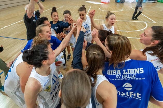 Cheers of the GISA Lions after the victory GISA Lions SV Halle vs SNP BasCats USC Heidelberg Basketball 1 Bundesliga ERDGAS Sportarena Halle Saale 27 02 2021 Photo Holger John Sachsen Anhalt Germany ERDGAS Sportarena Halle Saale