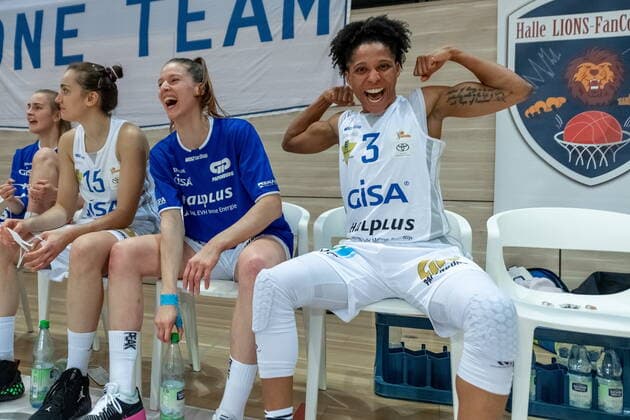 Deeshyra Thomas 03, GISA Lions SV Halle cheers especially after the victory GISA Lions SV Halle vs SNP BasCats USC Heidelberg Basketball 1 Bundesliga ERDGAS Sportarena Halle Saale 27 02 2021 Photo Holger John Sachsen Anhalt Germany ERDGAS Sportarena Halle Saale