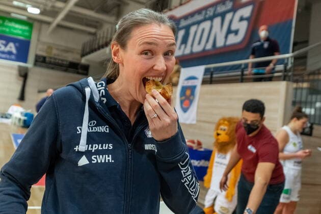 As a reward there was home-baked Here Rachael Vanderwal Co Trainer, GISA Lions SV Halle GISA Lions SV Halle vs SNP BasCats USC Heidelberg Basketball 1 Bundesliga ERDGAS Sportarena Halle Saale 27 02 2021 Photo Holger John Saxony Anhalt Germany ERDGAS Sportarena Halle Saale