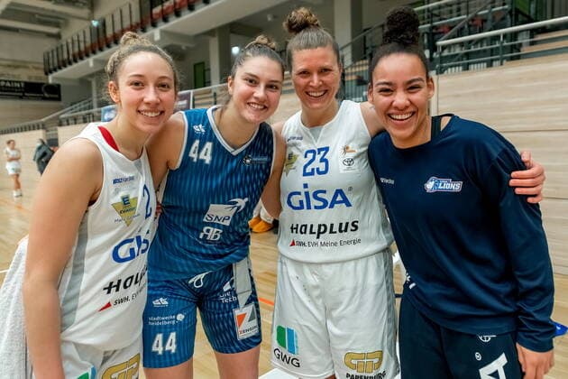 Darien Huff 02, GISA Lions SV Halle , Olivia Nash Heidelberg , Klaudia Grudzien 23, GISA Lions SV Halle and Candice White 01, GISA Lions SV Halle GISA Lions SV Halle vs SNP BasCats USC Heidelberg Basketball 1 Bundesliga ERDGAS Sportarena Halle Saale 27 02 2021 Photo Holger John Sachsen Anhalt Germany ERDGAS Sportarena Halle Saale