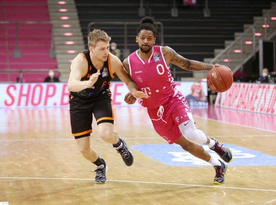 Alex Hamilton Telekom Baskets Bonn vs Tim Hasbargen RASTA Vechta easyCredit BBL 1 Bundesliga , Season 2020 2021 , Matchday 21